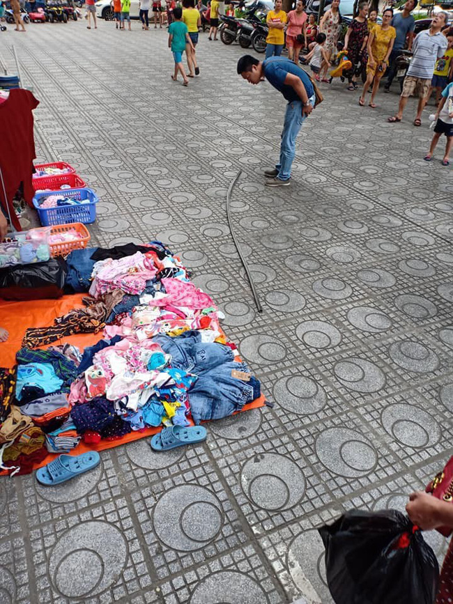 Hà Nội: Chơi dưới sân chung cư, hai bà cháu bị thanh sắt rơi trúng đầu chảy rất nhiều máu