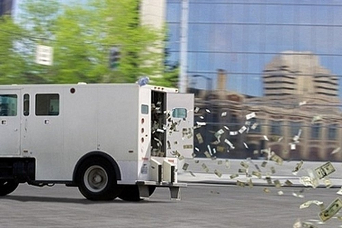 Gần 700 triệu bay từ xe tải ra khắp đường, nhiều tài xế tranh thủ hôi của