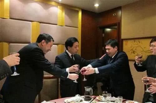 Thanh niên 27 tuổi đột quỵ trong phòng họp vì 3 thói xấu người Việt hay mắc