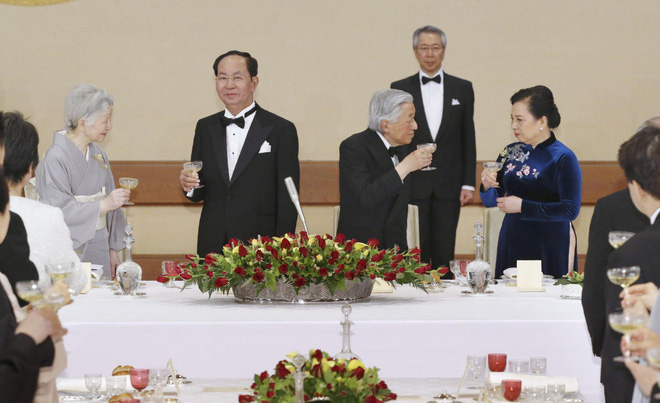 Lòng hiếu khách từ trái tim của Nhật hoàng: Đón khách ở tận nơi đỗ xe, chơi tennis hết mình với khách quý