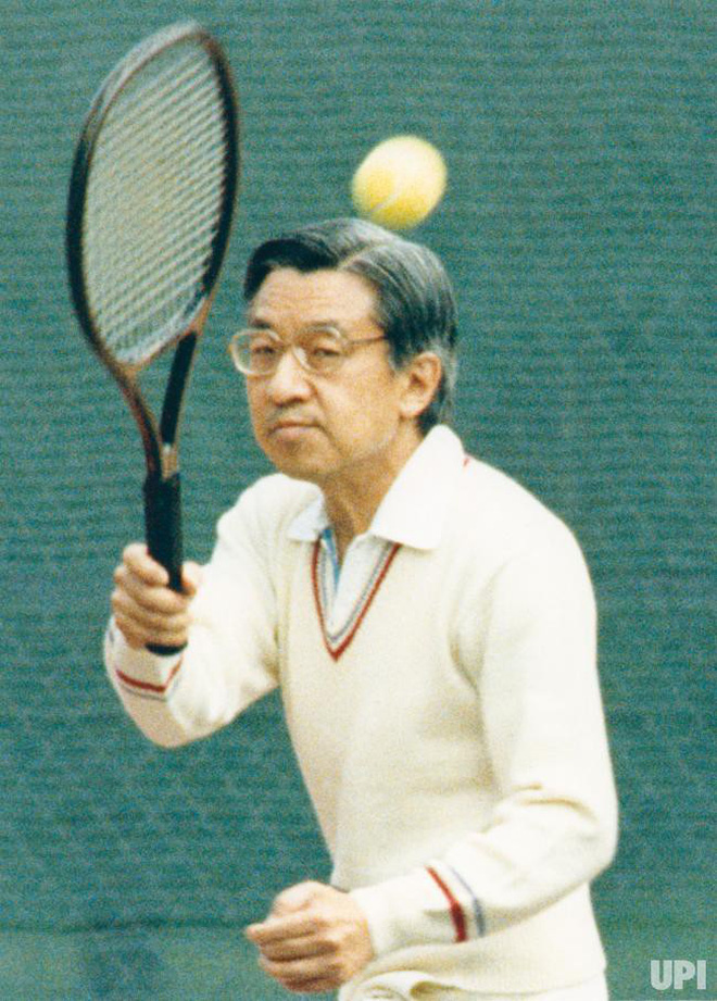 Lòng hiếu khách từ trái tim của Nhật hoàng: Đón khách ở tận nơi đỗ xe, chơi tennis hết mình với khách quý