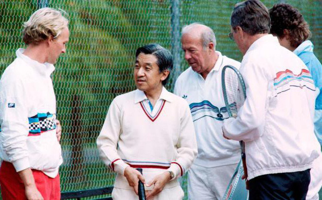 Lòng hiếu khách từ trái tim của Nhật hoàng: Đón khách ở tận nơi đỗ xe, chơi tennis hết mình với khách quý