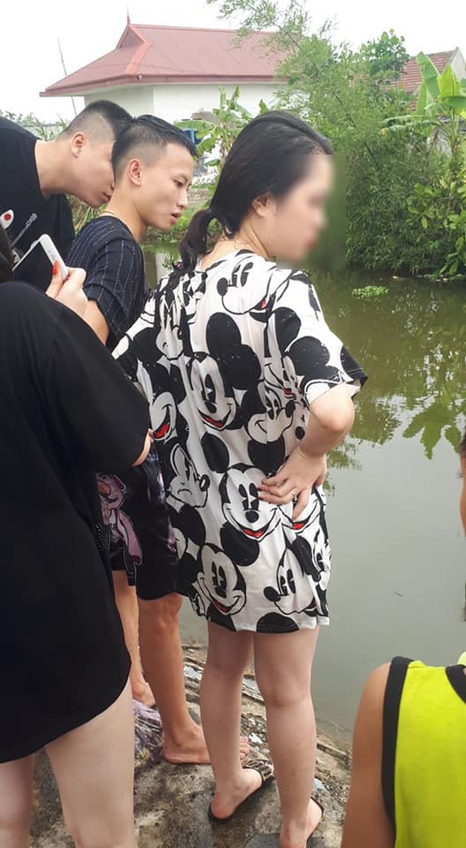 Chiếc Kia Cerato đời mới chìm nghỉm dưới ao sau cú đạp nhầm của nữ tài xế