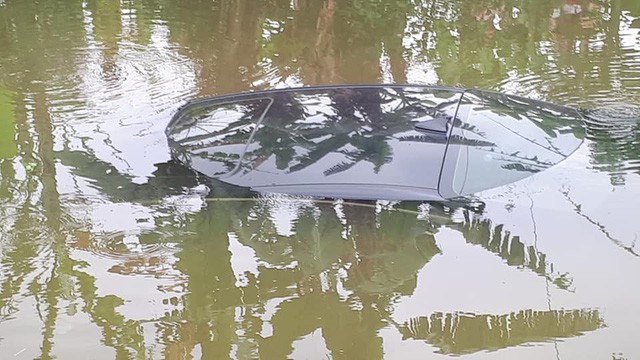 Chiếc Kia Cerato đời mới chìm nghỉm dưới ao sau cú đạp nhầm của nữ tài xế