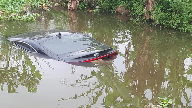 Chiếc Kia Cerato đời mới chìm nghỉm dưới ao sau cú đạp nhầm của nữ tài xế