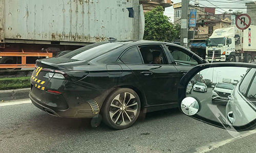 Ôtô VinFast lần đầu chạy trên đường phố Việt Nam