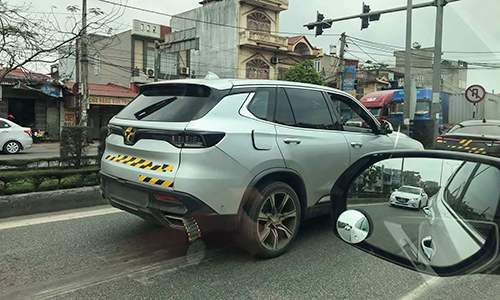 Ôtô VinFast lần đầu chạy trên đường phố Việt Nam