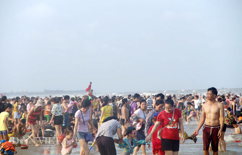 ẢNH: Hàng chục nghìn du khách chen nhau ngộp thở ở biển Sầm Sơn