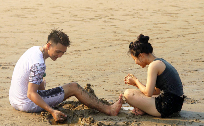 ẢNH: Hàng chục nghìn du khách chen nhau ngộp thở ở biển Sầm Sơn