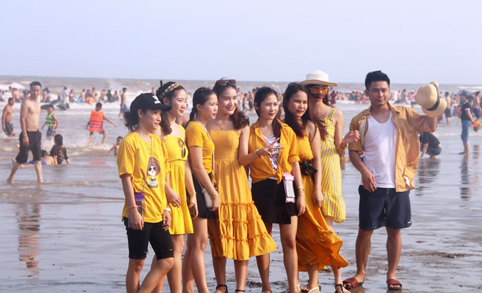 ẢNH: Hàng chục nghìn du khách chen nhau ngộp thở ở biển Sầm Sơn