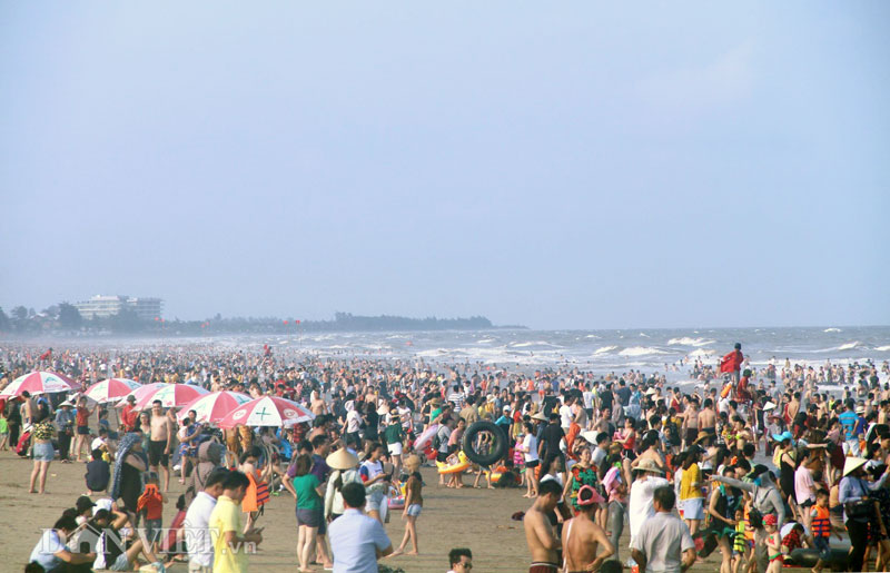 ẢNH: Hàng chục nghìn du khách chen nhau ngộp thở ở biển Sầm Sơn