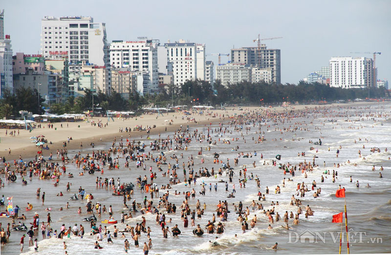ẢNH: Hàng chục nghìn du khách chen nhau ngộp thở ở biển Sầm Sơn