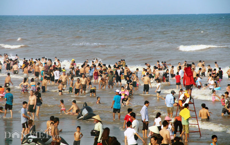 ẢNH: Hàng chục nghìn du khách chen nhau ngộp thở ở biển Sầm Sơn