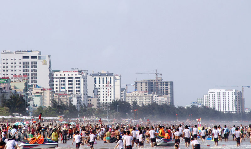 ẢNH: Hàng chục nghìn du khách chen nhau ngộp thở ở biển Sầm Sơn