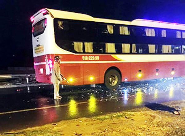 Thiếu tá quân đội tử vong trên quốc lộ sau va chạm xe khách