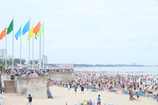 Bãi biển Vũng Tàu đông như vỡ trận, du khách nào chụp được ảnh mà chỉ có 1 mình quả là kỳ tích