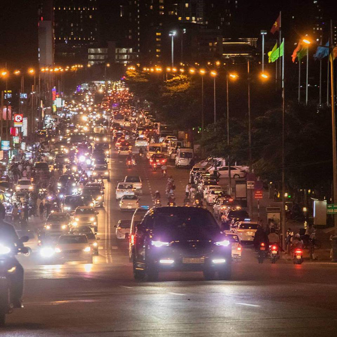 Bãi biển Vũng Tàu đông như vỡ trận, du khách nào chụp được ảnh mà chỉ có 1 mình quả là kỳ tích