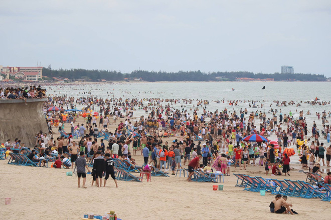 Bãi biển Vũng Tàu đông như vỡ trận, du khách nào chụp được ảnh mà chỉ có 1 mình quả là kỳ tích