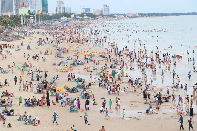 Bãi biển Vũng Tàu đông như vỡ trận, du khách nào chụp được ảnh mà chỉ có 1 mình quả là kỳ tích