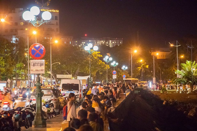 Bãi biển Vũng Tàu đông như vỡ trận, du khách nào chụp được ảnh mà chỉ có 1 mình quả là kỳ tích