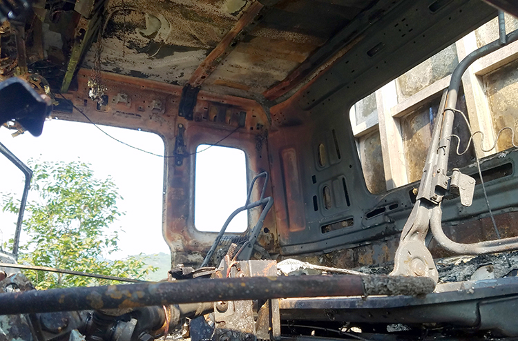 Cọc tiền 30 triệu đồng chìm trong lửa khi ca bin xe tải bốc cháy