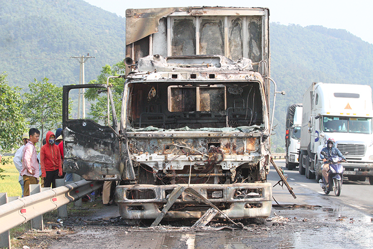 Cọc tiền 30 triệu đồng chìm trong lửa khi ca bin xe tải bốc cháy