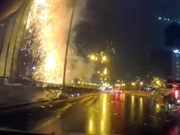 Clip thót tim sau trận mưa lớn ở Hà Nội: Chập điện tại công trình đang xây dựng, tia lửa phóng ra như pháo hoa