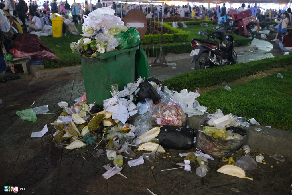 Cảnh người ngắm người ở các điểm đến nổi tiếng của Đà Lạt