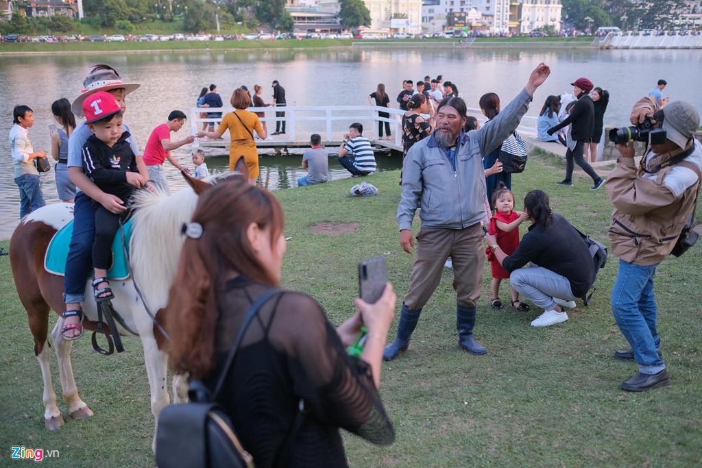 Cảnh người ngắm người ở các điểm đến nổi tiếng của Đà Lạt