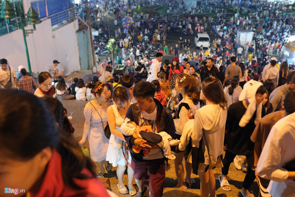 Cảnh người ngắm người ở các điểm đến nổi tiếng của Đà Lạt