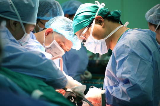 3 người con ruột bất lực, con rể cứu được cha vợ