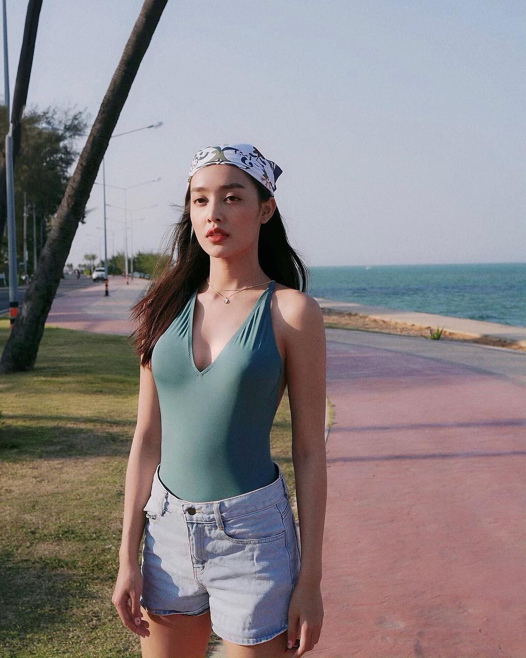 Đi biển đương nhiên không thiếu đồ bơi, nhưng đã mặc thì phải mix theo 2 cách này mới sexy tột cùng