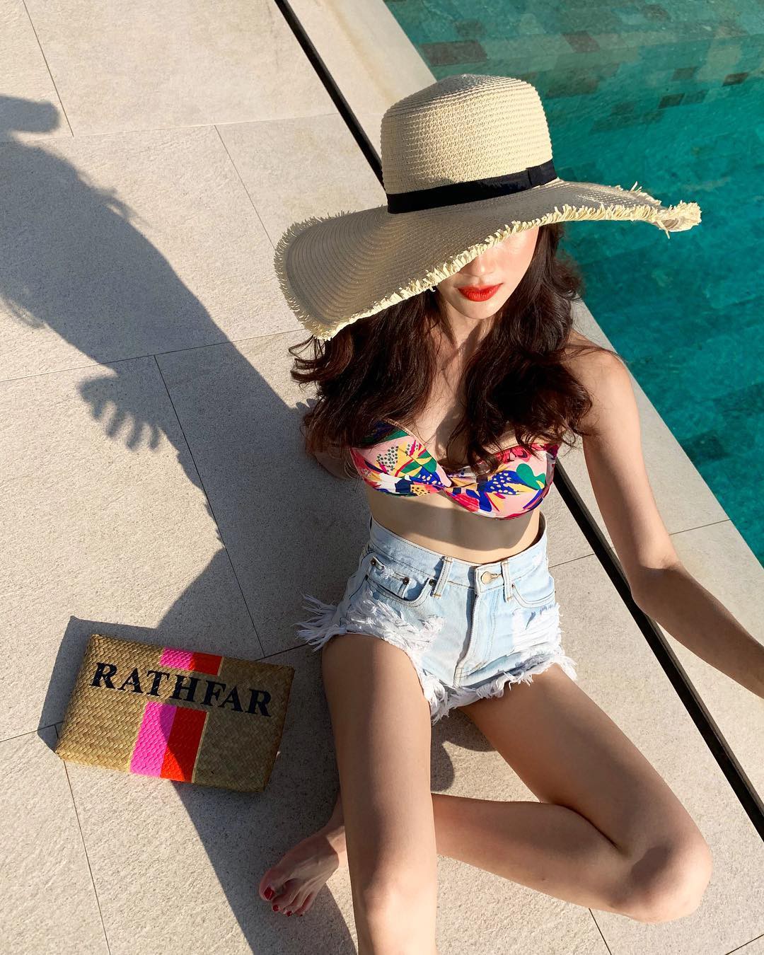 Đi biển đương nhiên không thiếu đồ bơi, nhưng đã mặc thì phải mix theo 2 cách này mới sexy tột cùng