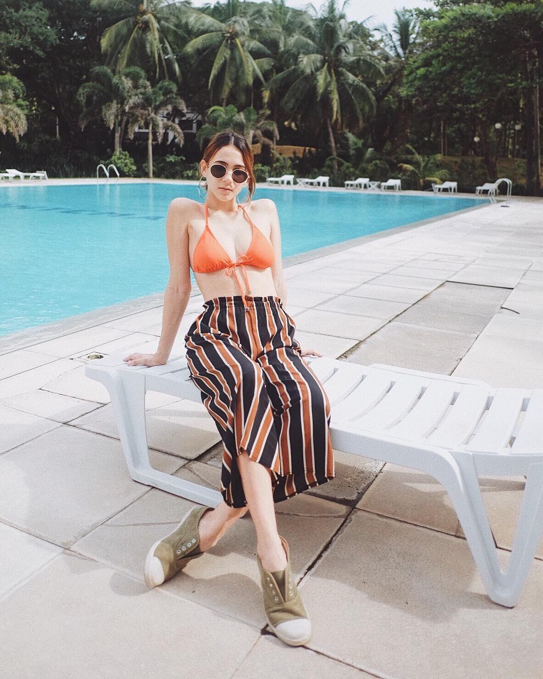 Đi biển đương nhiên không thiếu đồ bơi, nhưng đã mặc thì phải mix theo 2 cách này mới sexy tột cùng