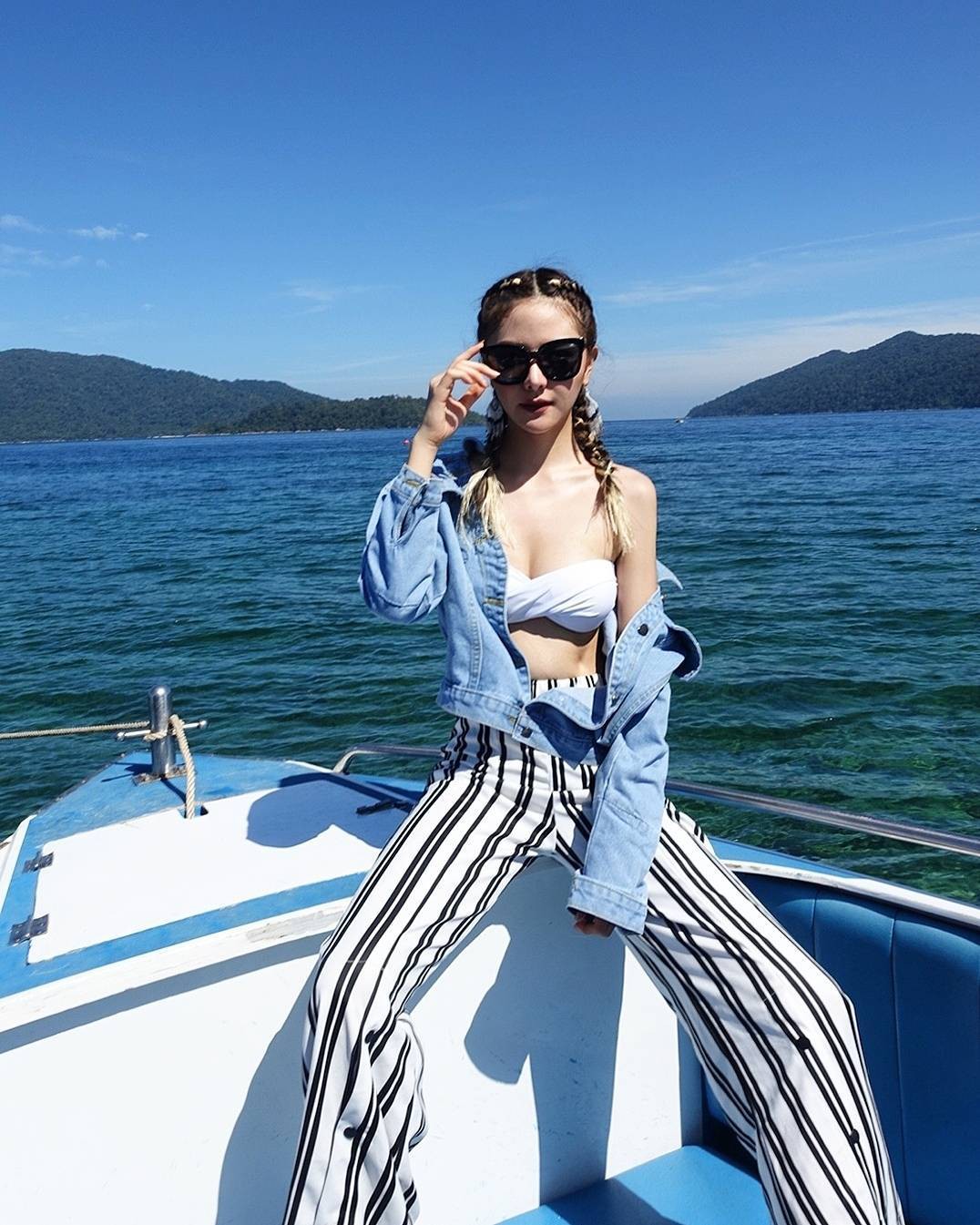 Đi biển đương nhiên không thiếu đồ bơi, nhưng đã mặc thì phải mix theo 2 cách này mới sexy tột cùng