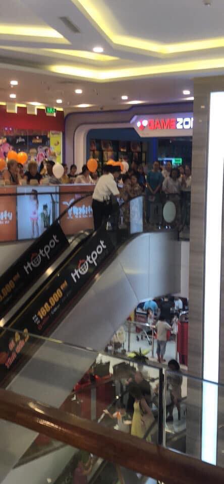 Nha Trang: Lại thêm một em bé ngã xuống thang cuốn ở trung tâm thương mại khiến người chứng kiến thót tim