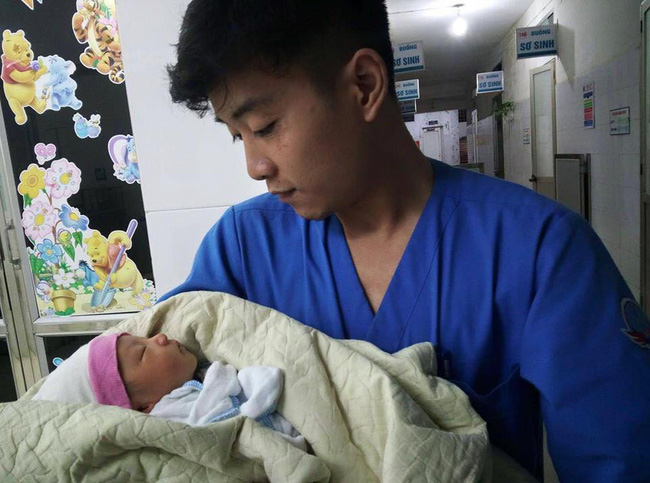 Hà Nội: Bé trai khoảng 10 ngày tuổi bị bỏ rơi ở xe rác trong đêm mưa tầm tã