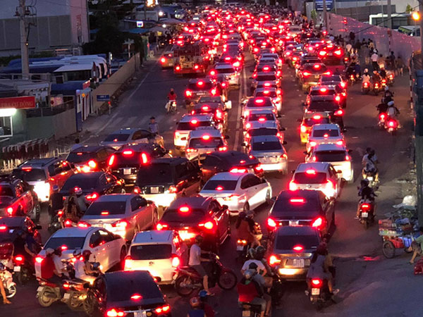 TP.HCM: Hàng ngàn người dân đổ về trung tâm, háo hức chào mừng Ngày giải phóng miền Nam 30/4