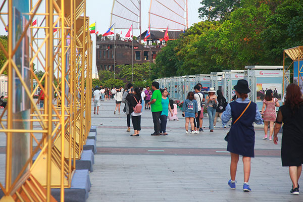 TP.HCM: Hàng ngàn người dân đổ về trung tâm, háo hức chào mừng Ngày giải phóng miền Nam 30/4