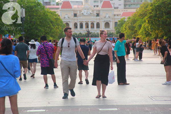 TP.HCM: Hàng ngàn người dân đổ về trung tâm, háo hức chào mừng Ngày giải phóng miền Nam 30/4