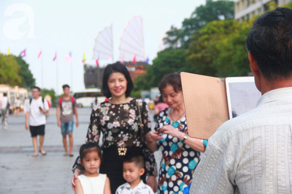 TP.HCM: Hàng ngàn người dân đổ về trung tâm, háo hức chào mừng Ngày giải phóng miền Nam 30/4