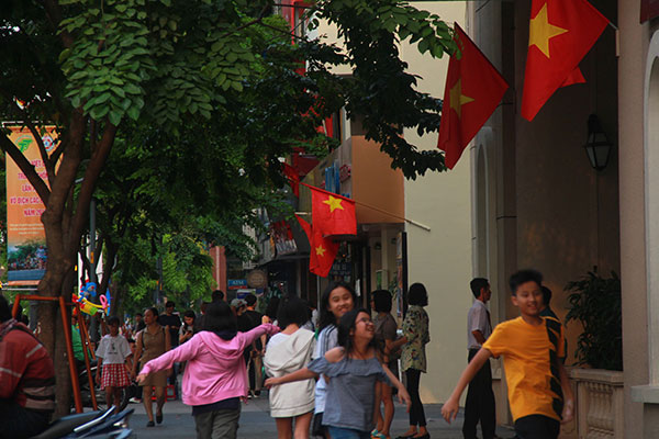 TP.HCM: Hàng ngàn người dân đổ về trung tâm, háo hức chào mừng Ngày giải phóng miền Nam 30/4 TP.HCM: Hàng ngàn người dân đổ về trung tâm, háo hức chào mừng Ngày giải phóng miền Nam 30/4