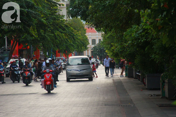 TP.HCM: Hàng ngàn người dân đổ về trung tâm, háo hức chào mừng Ngày giải phóng miền Nam 30/4