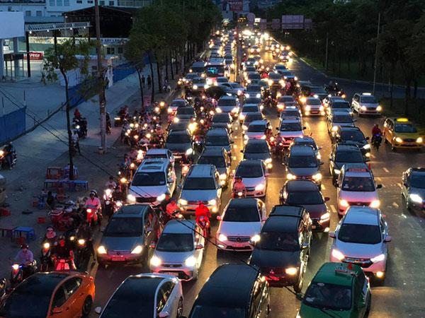 TP.HCM: Hàng ngàn người dân đổ về trung tâm, háo hức chào mừng Ngày giải phóng miền Nam 30/4