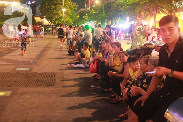 TP.HCM: Hàng ngàn người dân đổ về trung tâm, háo hức chào mừng Ngày giải phóng miền Nam 30/4