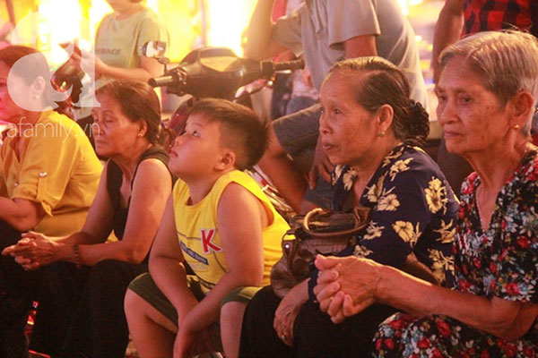 TP.HCM: Hàng ngàn người dân đổ về trung tâm, háo hức chào mừng Ngày giải phóng miền Nam 30/4 TP.HCM: Hàng ngàn người dân đổ về trung tâm, háo hức chào mừng Ngày giải phóng miền Nam 30/4