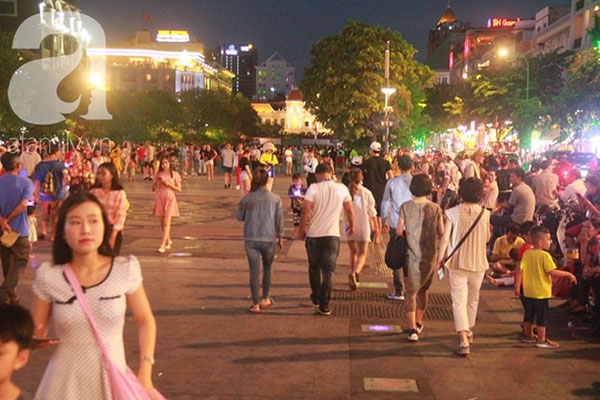 TP.HCM: Hàng ngàn người dân đổ về trung tâm, háo hức chào mừng Ngày giải phóng miền Nam 30/4