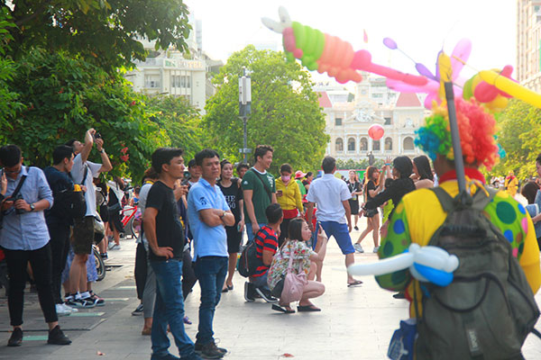TP.HCM: Hàng ngàn người dân đổ về trung tâm, háo hức chào mừng Ngày giải phóng miền Nam 30/4 TP.HCM: Hàng ngàn người dân đổ về trung tâm, háo hức chào mừng Ngày giải phóng miền Nam 30/4