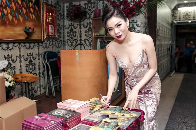 Lệ Quyên phản hồi khi bị chê đứng bán đĩa trong chuyến lưu diễn