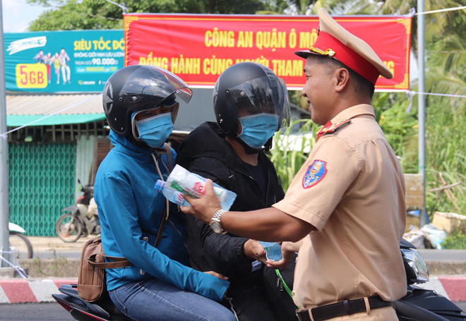 Cảnh sát phát nước suối miễn phí cho người dân về miền Tây nghỉ lễ